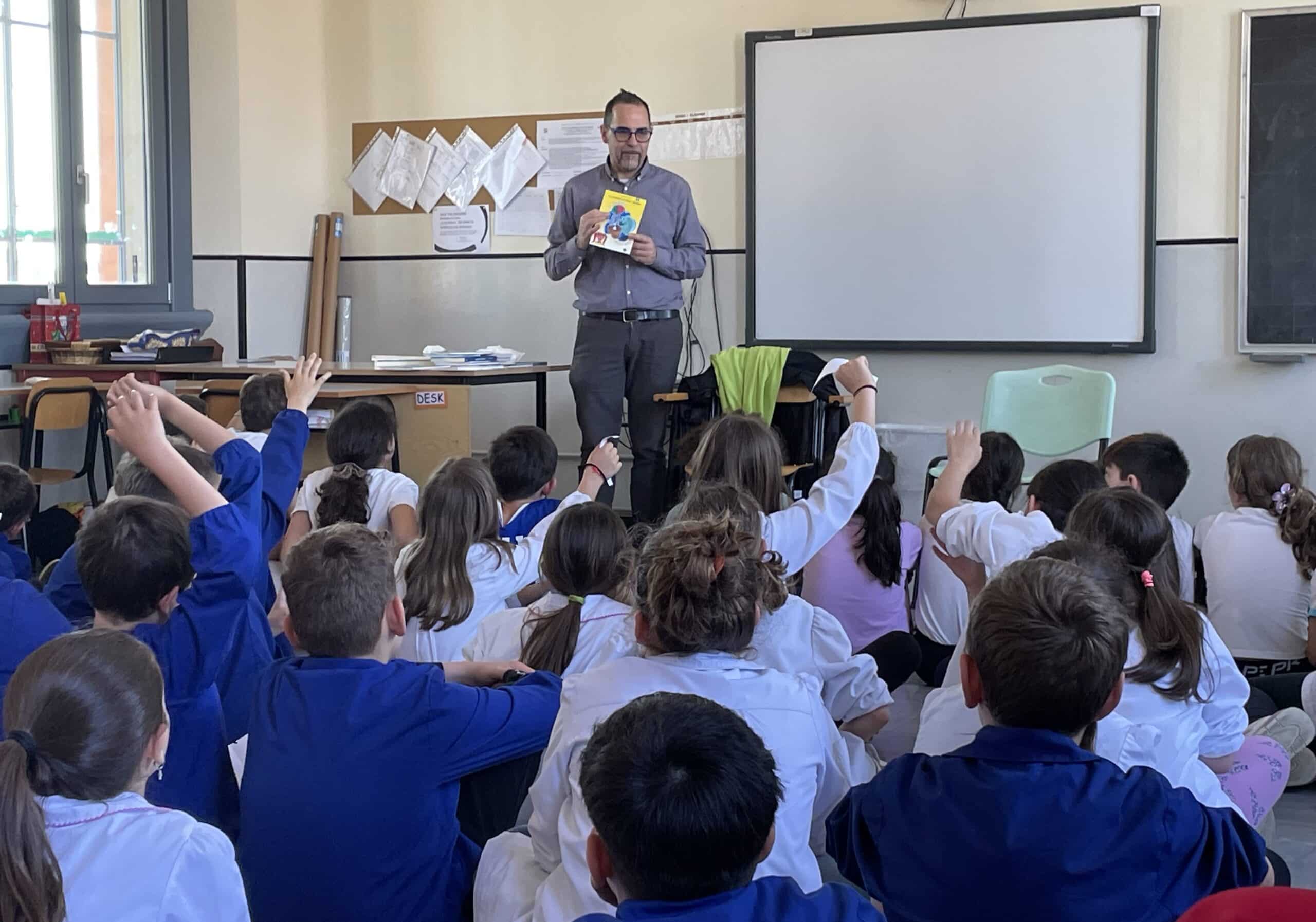 Come nasce un libro? Lo spiega Luca Malini ai bambini della primaria “L. da Vinci”