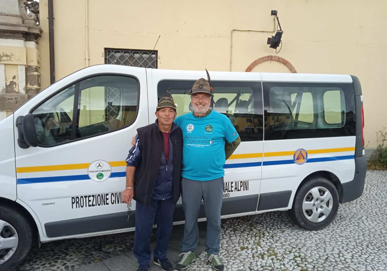 Alpini camminatori in marcia verso Biella per solidarietà fanno tappa a Magenta