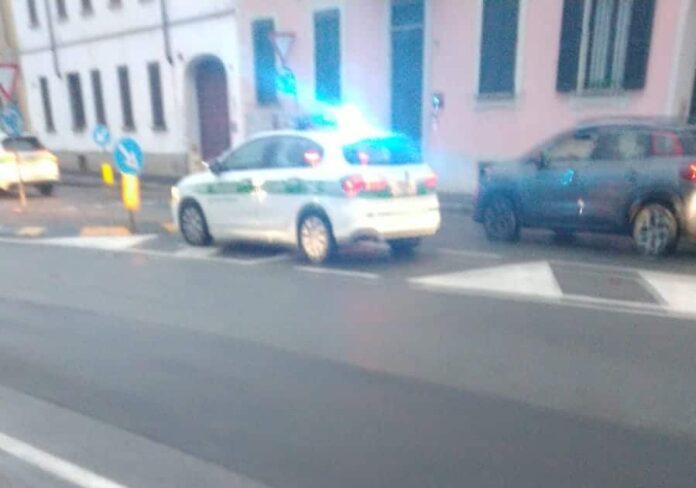 Magenta: ragazzo in monopattino coinvolto in un incidente alla rotonda di via Cavallari