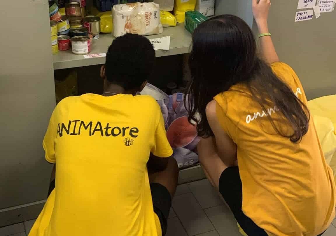 Magenta: i ragazzi dell’oratorio, ospiti nella sede della San Vincenzo, preparano i pacchi per le famiglie in difficoltà