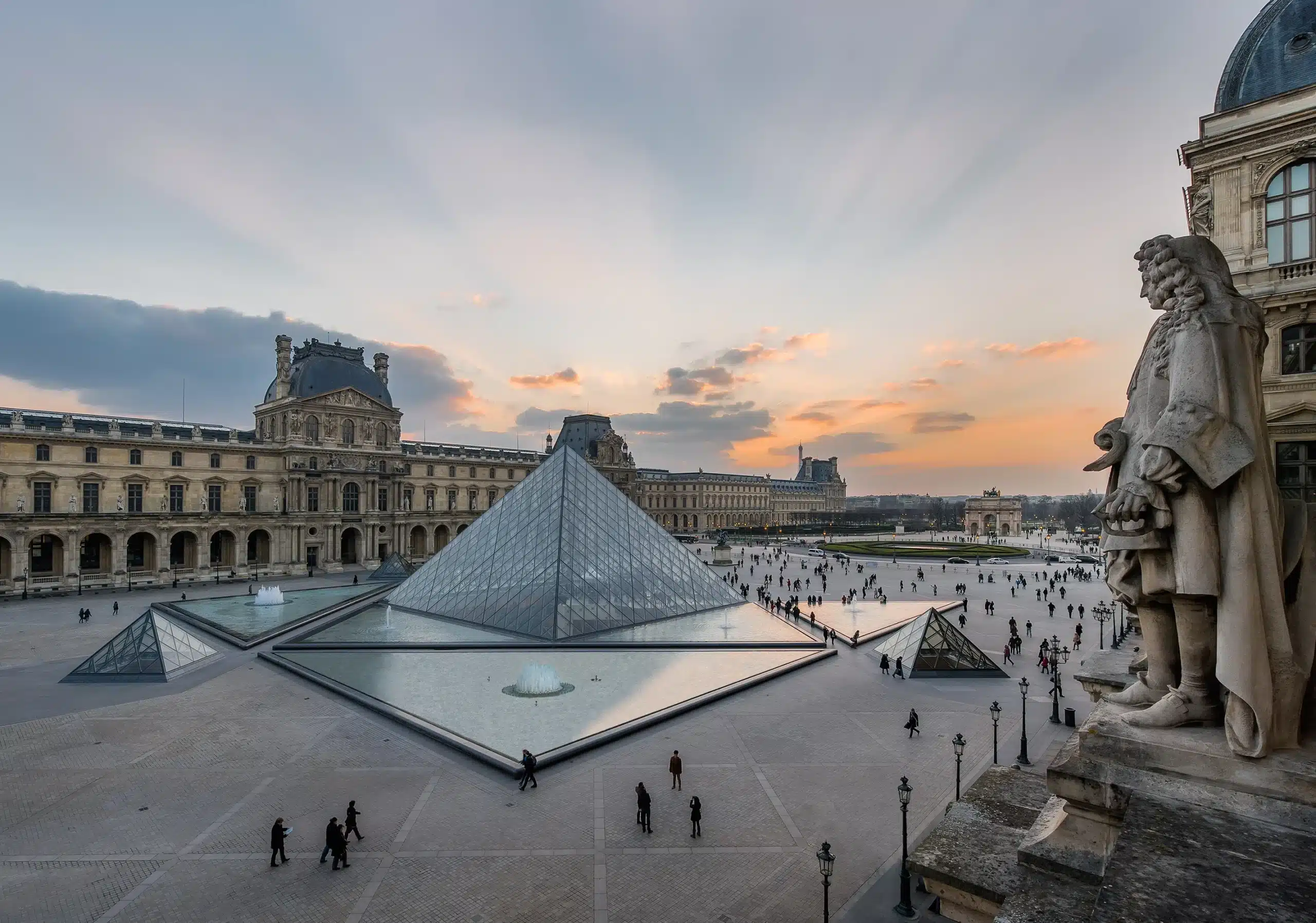 Faccia da seconda volta a Parigi; il museo del Louvre