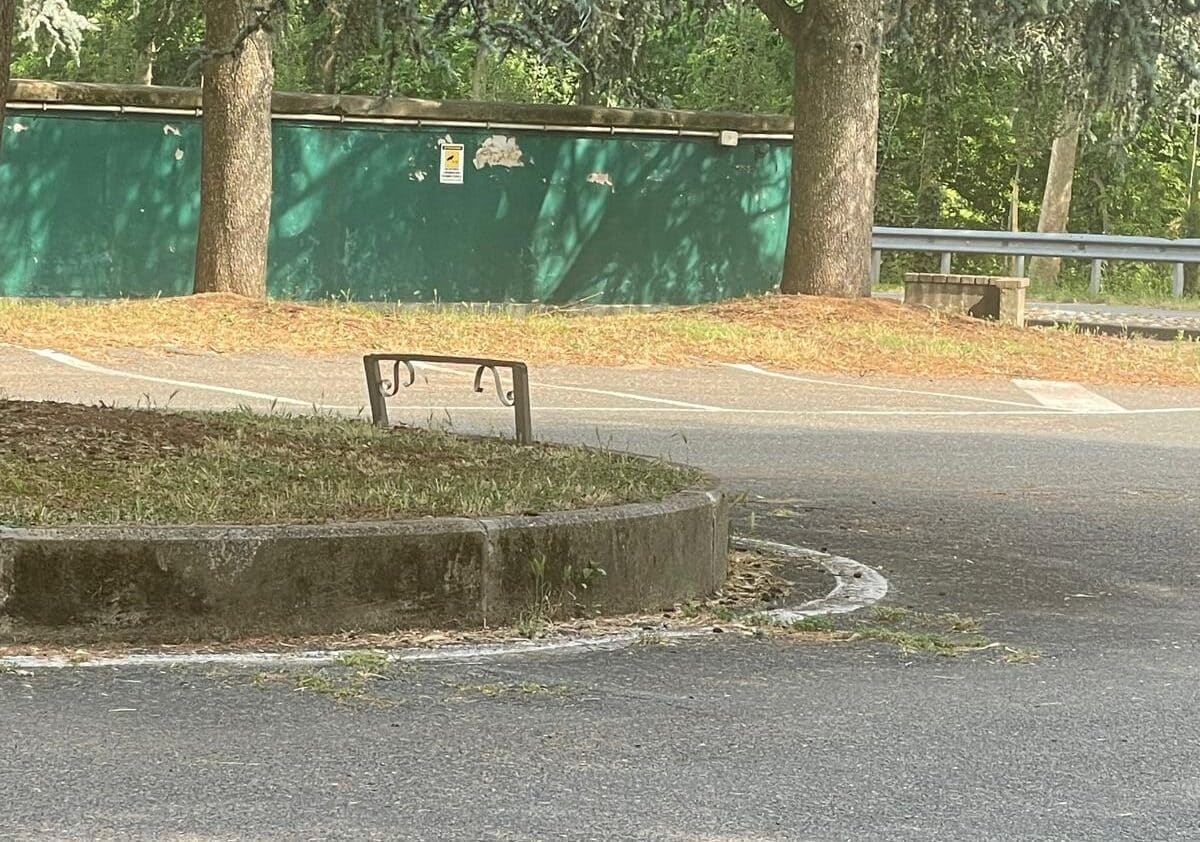 Boffalora sopra Ticino: urtata da un veicolo in manovra la lapide dedicata agli eroi di Kindu