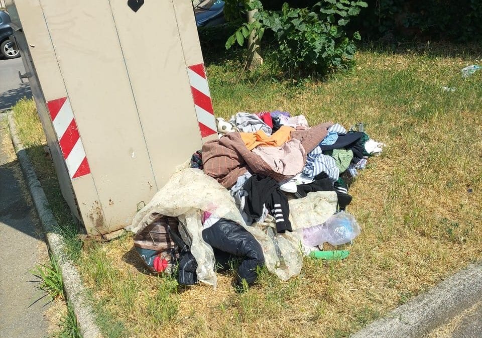 Magenta, la segnalazione: “Biancheria in ottimo stato abbandonata in strada, uno spreco e un danno per l’ambiente”