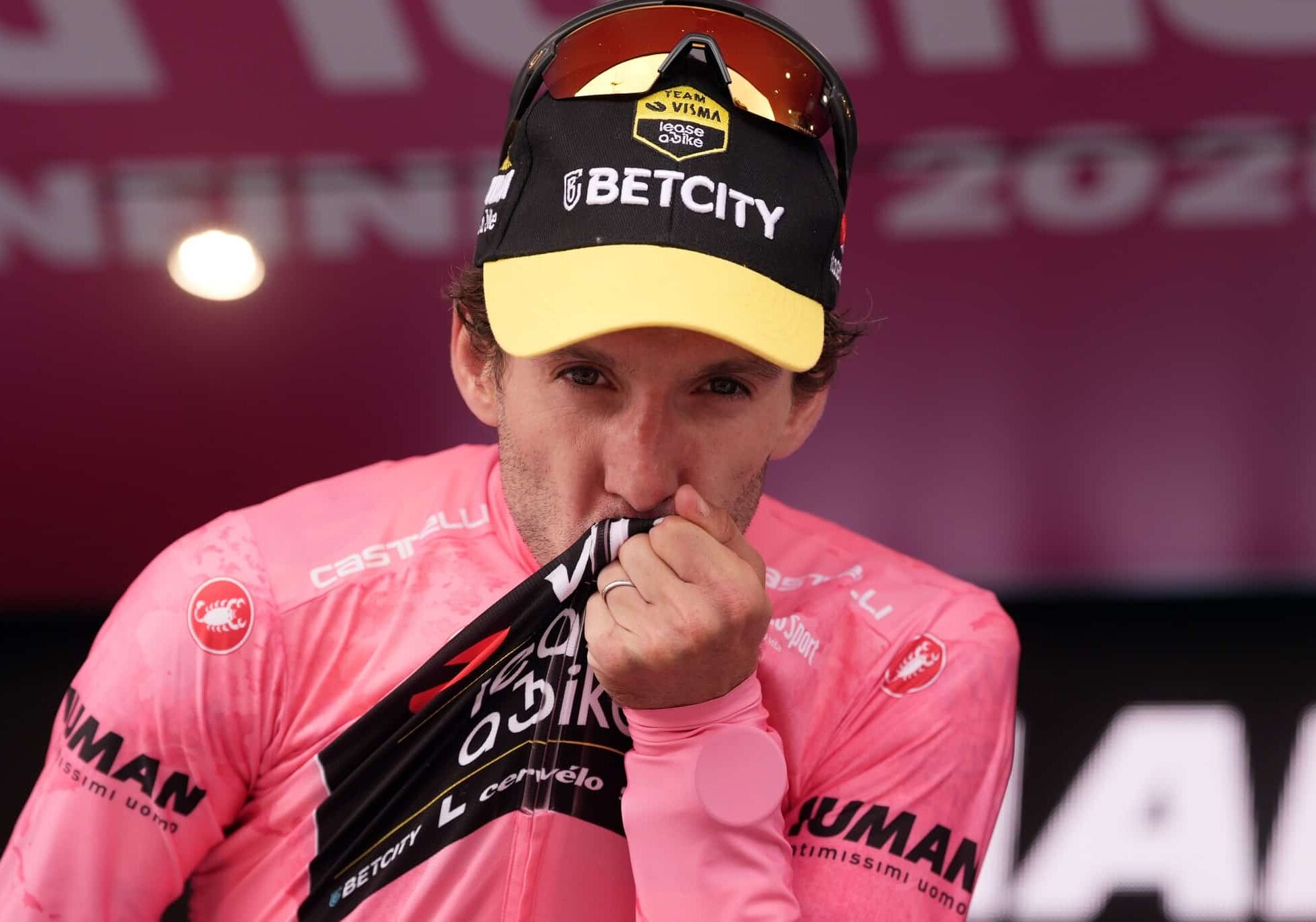 Il Giro d’Italia 2025 è di Simon Yates