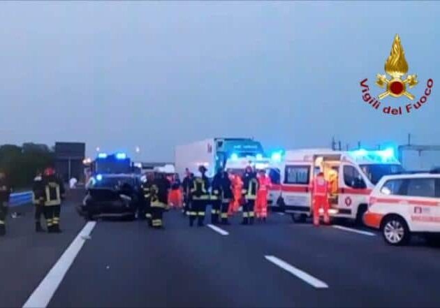 Schianto A4, alla guida della Peugeot contromano un 80enne di Magenta