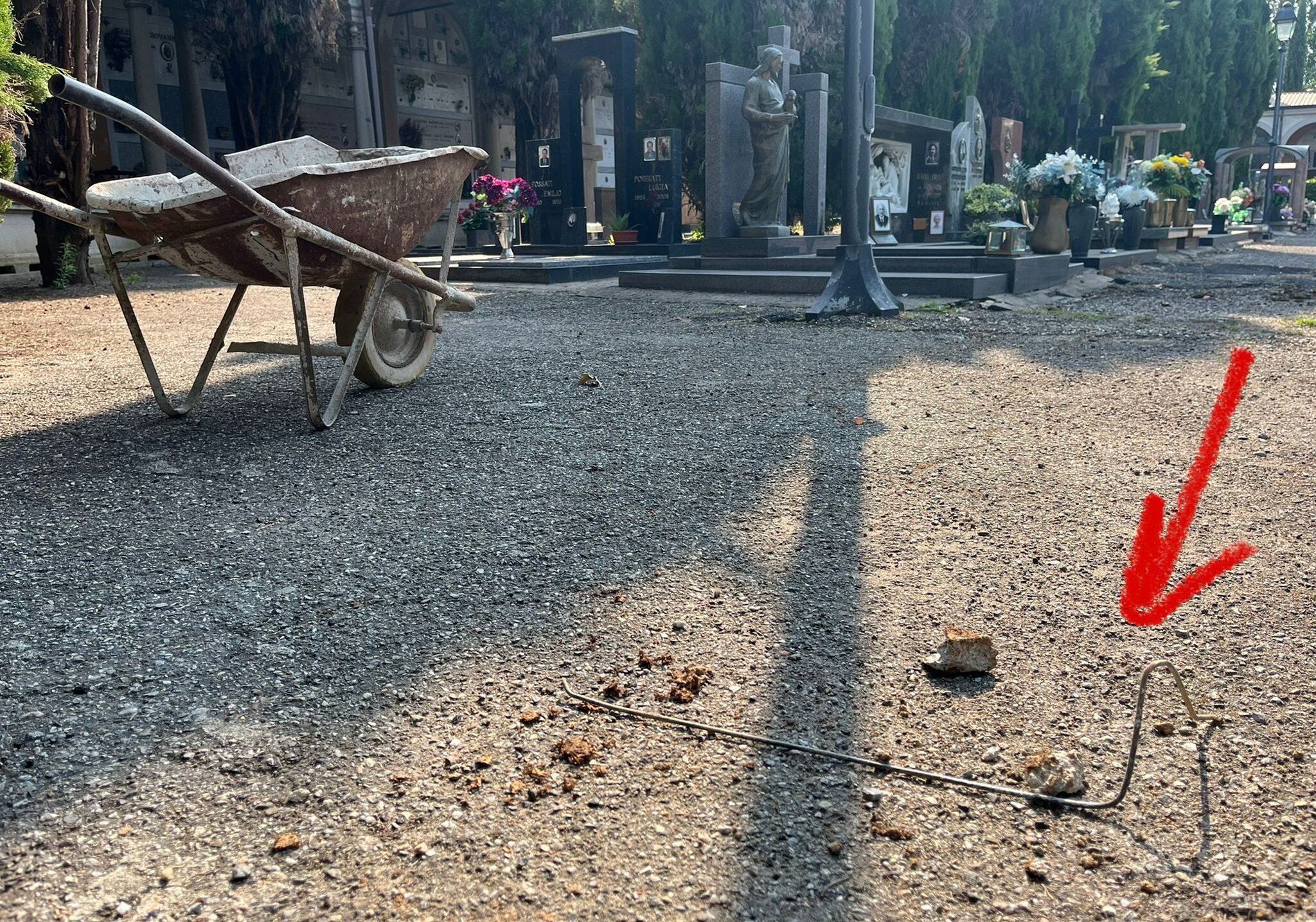 Magenta, cittadina denuncia: “Arnesi da lavoro abbandonati lungo i vialetti del cimitero. Sono un pericolo”