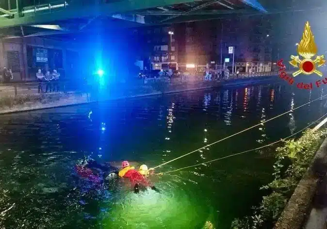 Milano: finisce in auto nel Naviglio, 24enne morto a Corsico