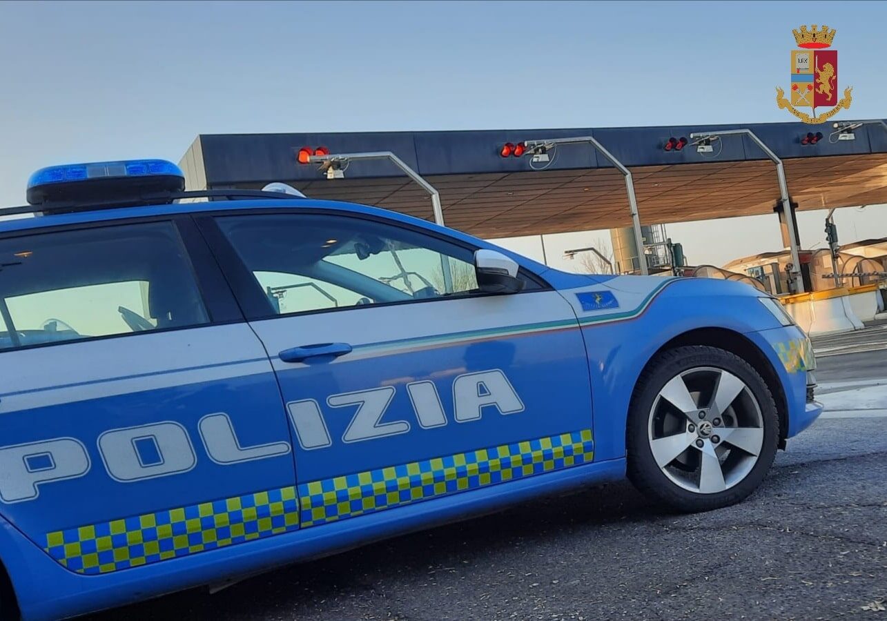 Lodi: auto si ribalta al casello di Melegnano, due feriti domenica sera
