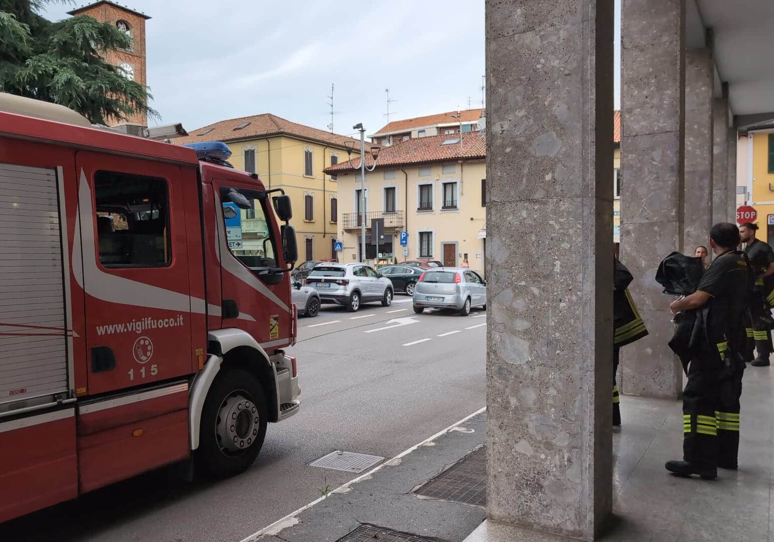 Magenta: odore di bruciato sotto i portici di via San Biagio, intervengono i vigili del fuoco