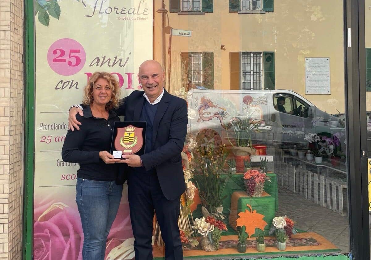 Magenta, il Sindaco Del Gobbo premia due attività storiche: Aurora Floreale e la lavanderia “La Tinozza”