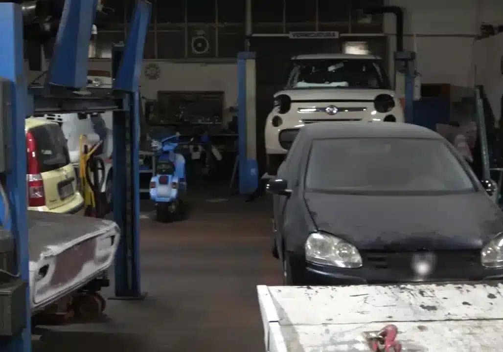 Da Milano ad Albairate, sgominata banda di ladri d’auto: 6 arresti e 13 indagati, coinvolto anche un agente della Polizia Locale