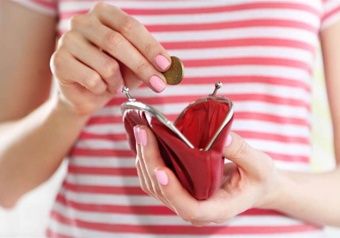 Come risparmiano gli italiani: meno smartphone, più seconda mano