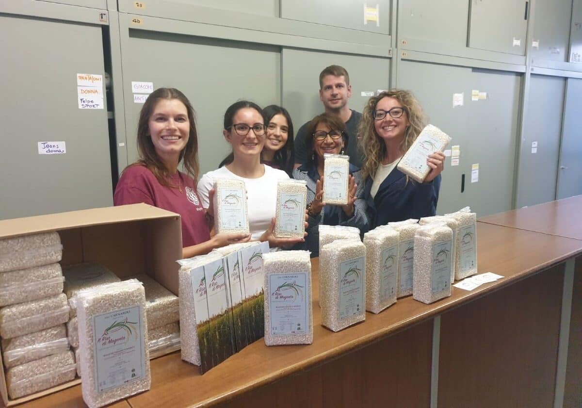 Le ragazze di Rotaract donano il riso di Magenta alla San Vincenzo per l’apericena del 4 ottobre a Robecco
