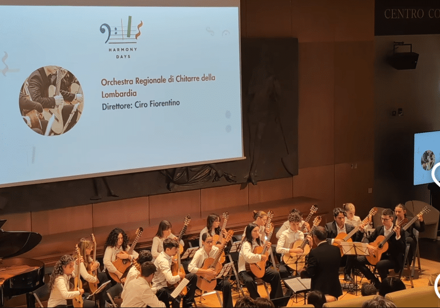Chitarre magentine al concerto Harmony Days a Milano