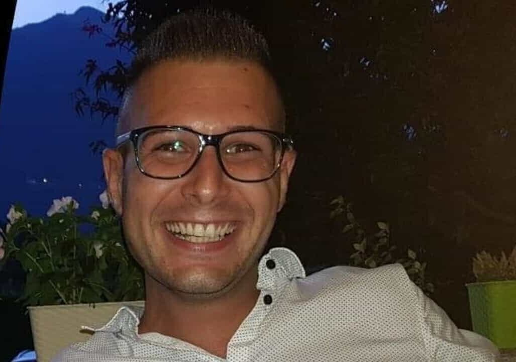 Novara, si apre il processo per l’omicidio di Ornavasso: in aula l’abbraccio tra l’imputato e la moglie
