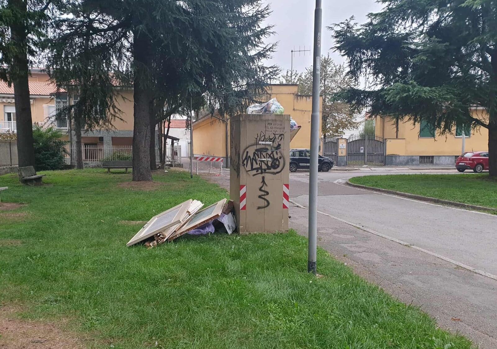 Magenta, cassonetti usati come discarica: ennesimo caso di inciviltà in piazza Kennedy