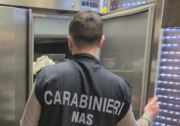 Milano: controlli dei NAS in 72 ristoranti, 150mila euro di multe