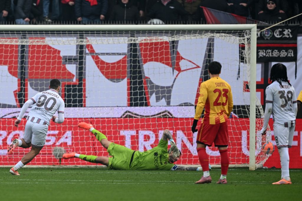 Bonazzoli-Sanabria, la Cremonese batte il Lecce 2-0