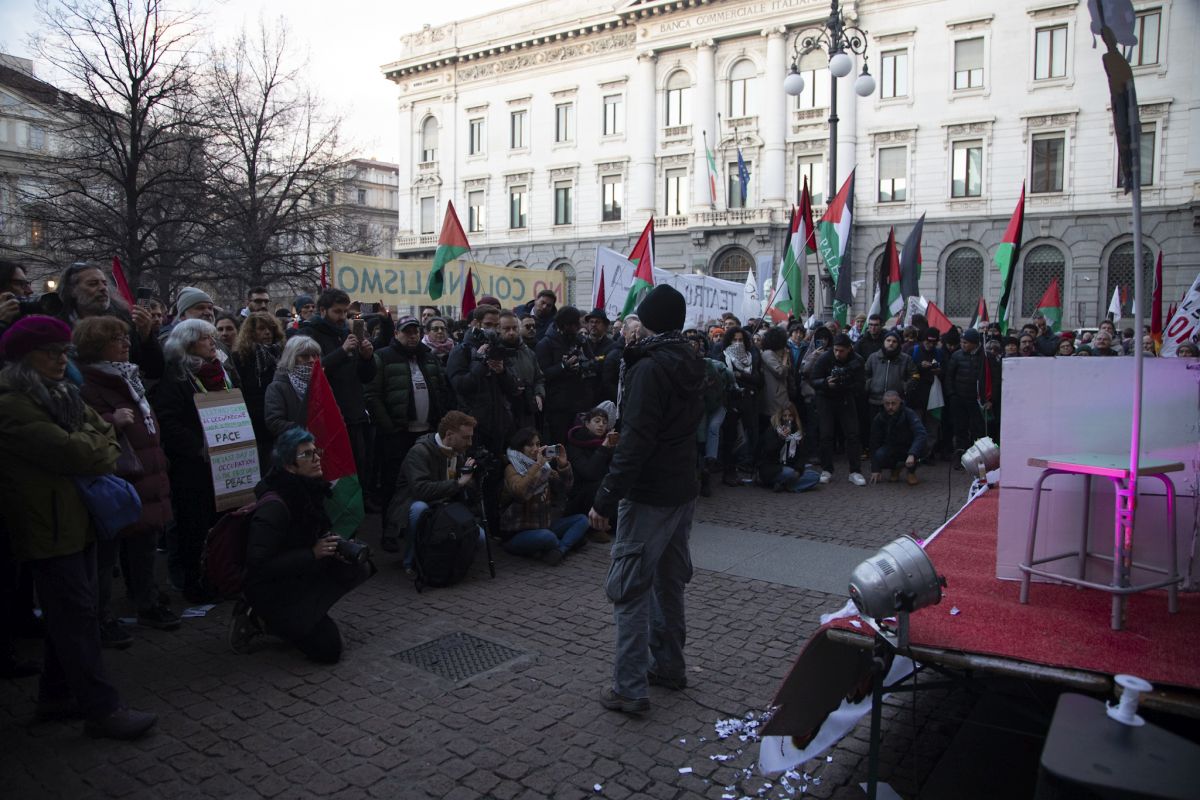 Prima della Scala, applausi per Segre fuori la protesta dei pro Pal e dei lavoratori dello spettacolo