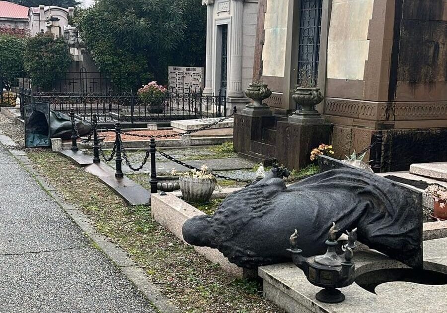 Vandali al cimitero di Vigevano, danneggiate statue e tombe