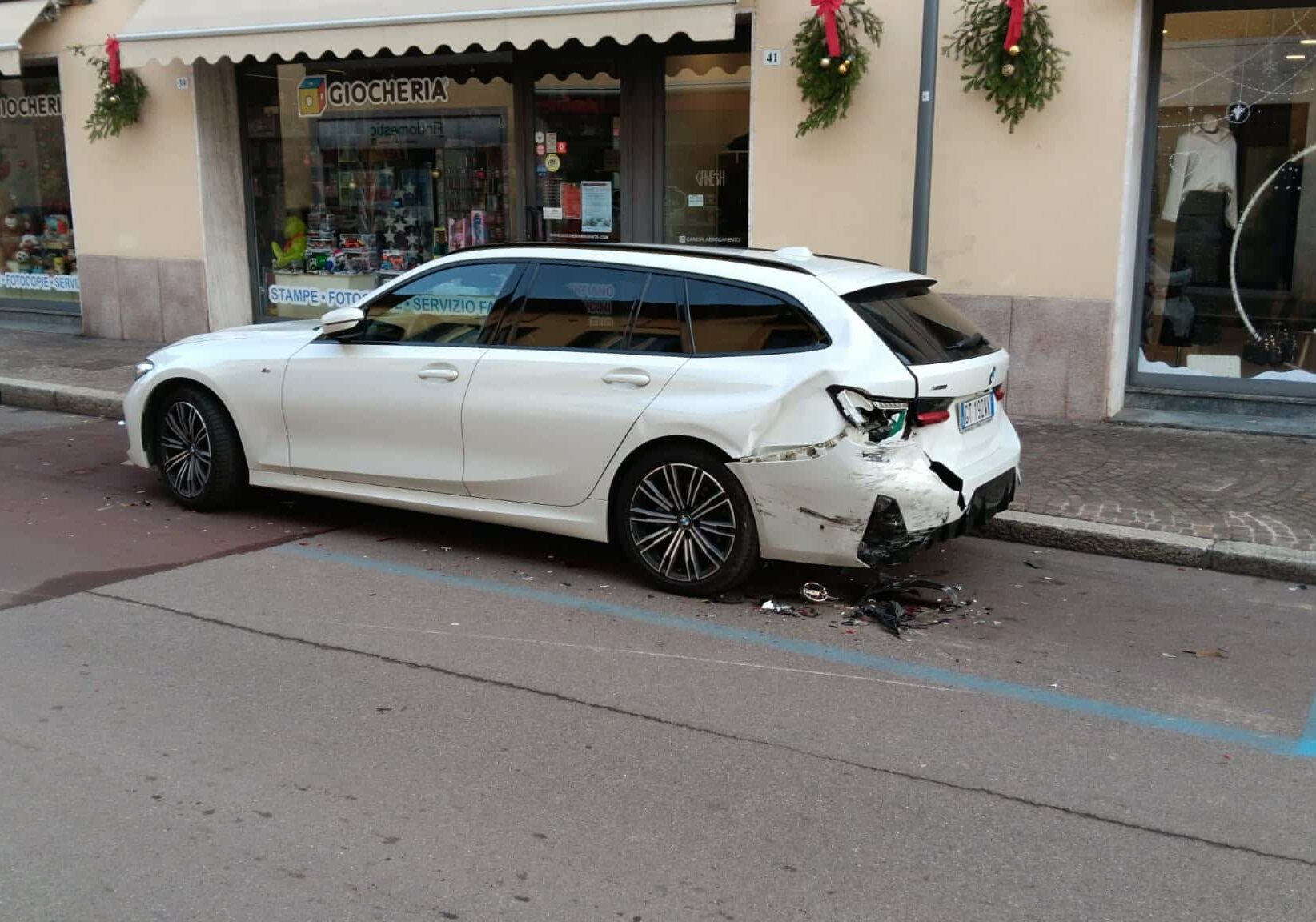 Magenta: sbatte contro un’auto in sosta e si allontana