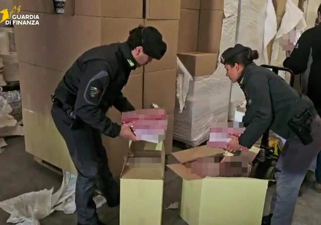 Milano: sequestrate 2 fabbriche sigarette di contrabbando, 17 arresti