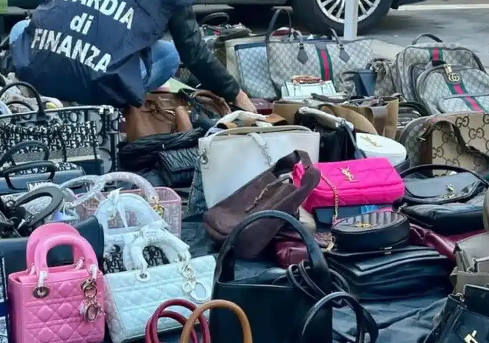 Maxi sequestro della Finanza, oltre 30mila articoli griffati falsi tra Milano e Como