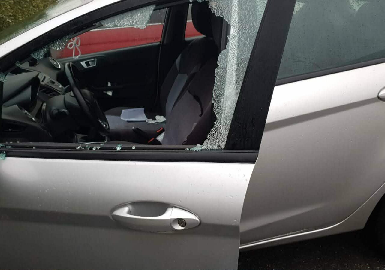Auto vandalizzata nella notte a Ossona: finestrino rotto e sedile tagliato