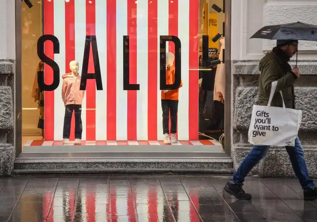 Consumi: saldi ai blocchi di partenza, giro affari 6 mld con spesa media 292 euro