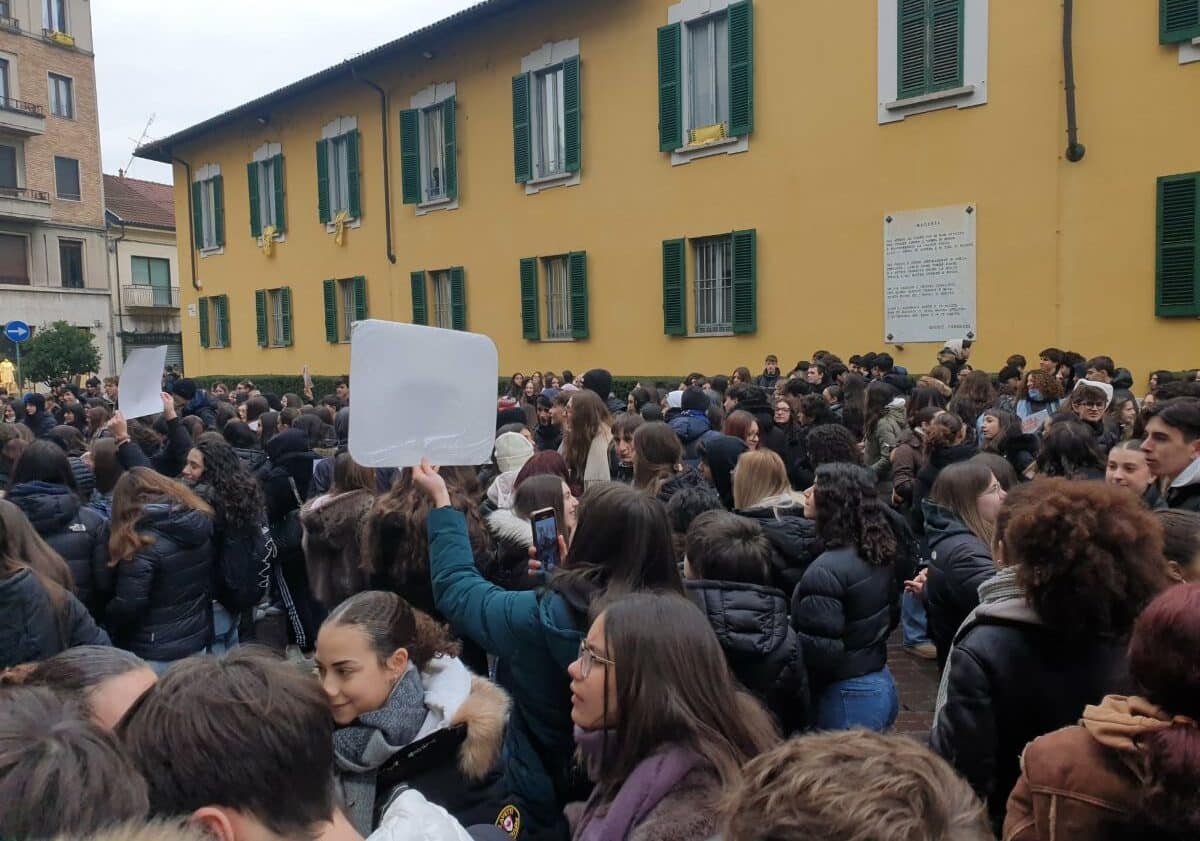 Magenta, sciopero studenti del Quasimodo: secondo giorno di protesta in piazza Formenti