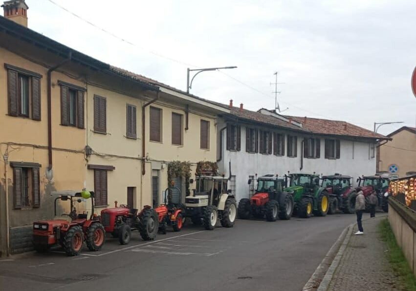 Robecco, Casterno celebra la festa del Ringraziamento: sfilata di trattori tra fede e tradizione