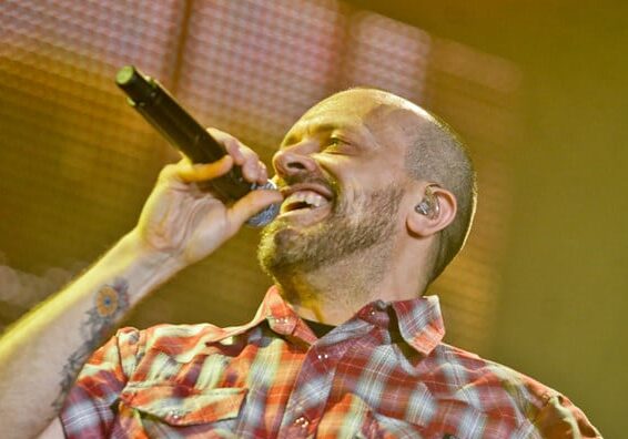 Max Pezzali, il folle Party Boat di Sanremo, poi il tour e la residency a Santa Giulia