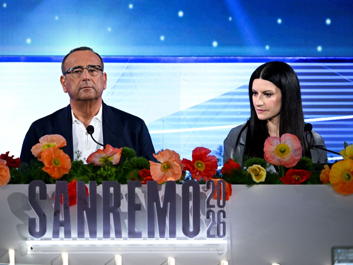 Si alza il sipario su Sanremo 2026, Conti “Pressioni politiche? La mia storia parla per me”. Meloni “Io al Festival? Totalmente inventato” / Video