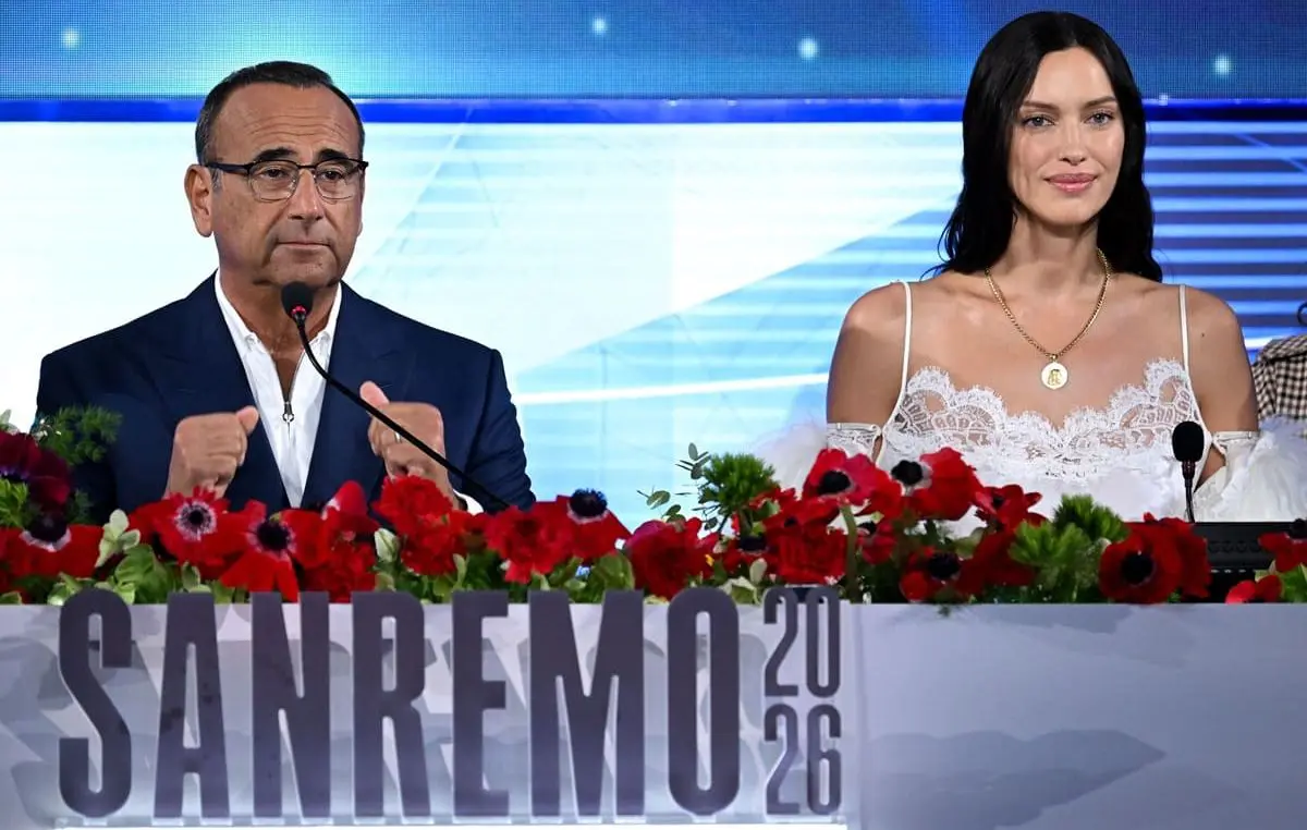 Sanremo 2026, Conti “Poche donne in gara? Scelgo le canzoni”. Stasera Irina Shayk “Io femminista a modo mio” / Video