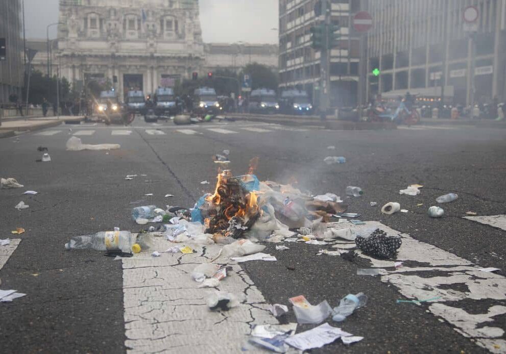 Milano, la solita gazzarra dei centri sociali: poliziotti feriti nella protesta contro le Olimpiadi