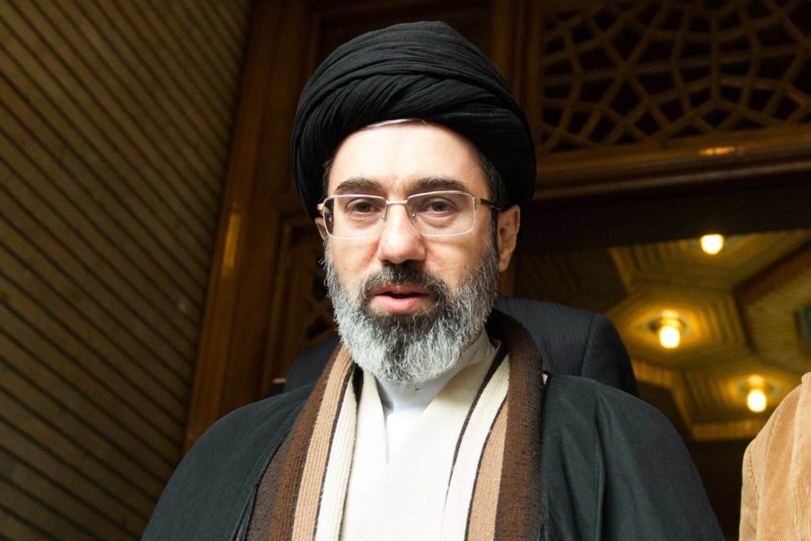 Iran, il primo messaggio di Mojtaba Khamenei: “Continueremo la guerra senza sosta, apriremo nuovi fronti. Lo Stretto di Hormuz resta chiuso”