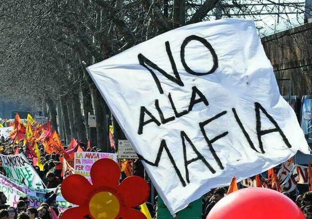Milano, si intrufola in comitiva turisti e deruba 86enne