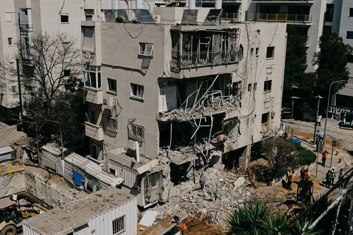 Quattro ondate di lanci di missili balistici dall’Iran contro Israele, sei feriti. Ancora raid sugli Emirati Arabi