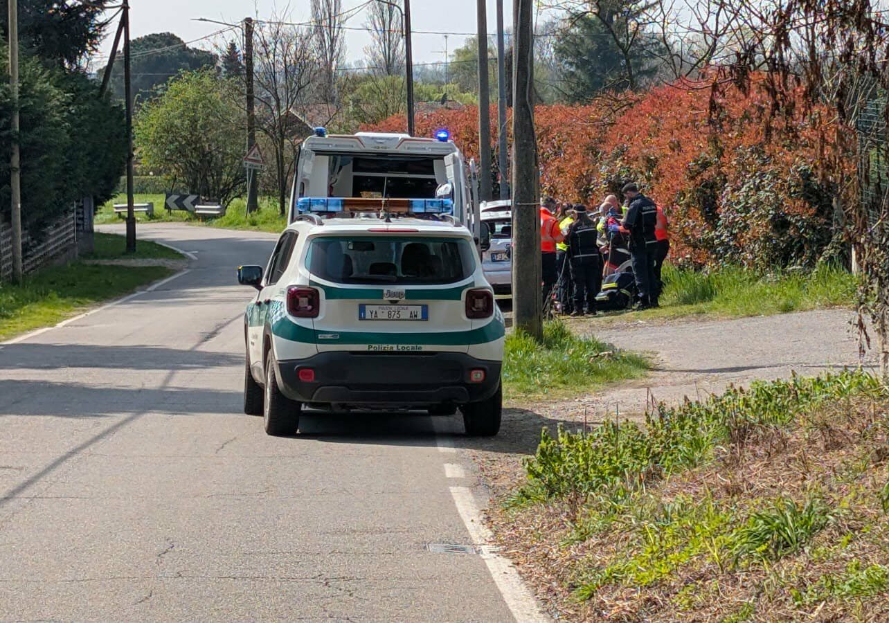Magenta: ciclista perde il controllo della bicicletta nella discesa di Pontevecchio e finisce contro l’auto in sosta