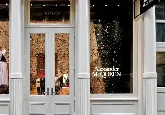 Sindacati, annunciati 54 licenziamenti da Mcqueen (Kering) tra Parabiago e Novara