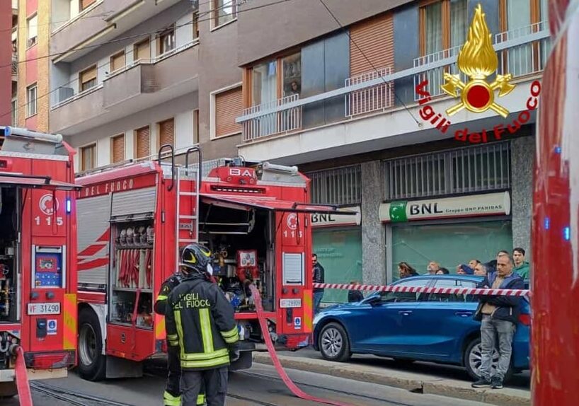 Incendio in un palazzo a Milano, evacuati i condomini