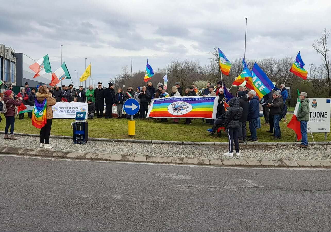 Vittuone dedica una rotonda al valore della pace, oltre cento persone all’inaugurazione