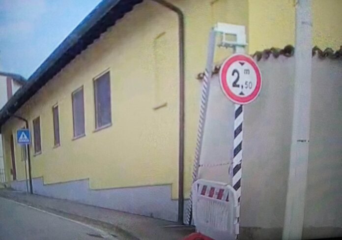 Boffalora Ticino, la sbarra ‘anti camion’ diventa un caso, Ranzini: “E’ una cosa folle”