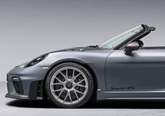 Finisce con una Porsche contro auto in sosta, morto 21enne a Milano