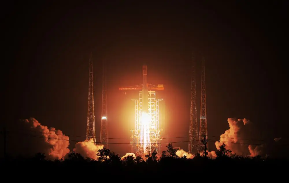 Cina, il razzo Long March-8 invia nello spazio nuovi satelliti Internet