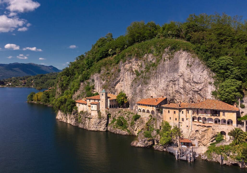 Pasquetta senza fretta all’Eremo di Santa Caterina del Sasso con Messa e pic-nic in uno dei luoghi più suggestivi del Lago Maggiore