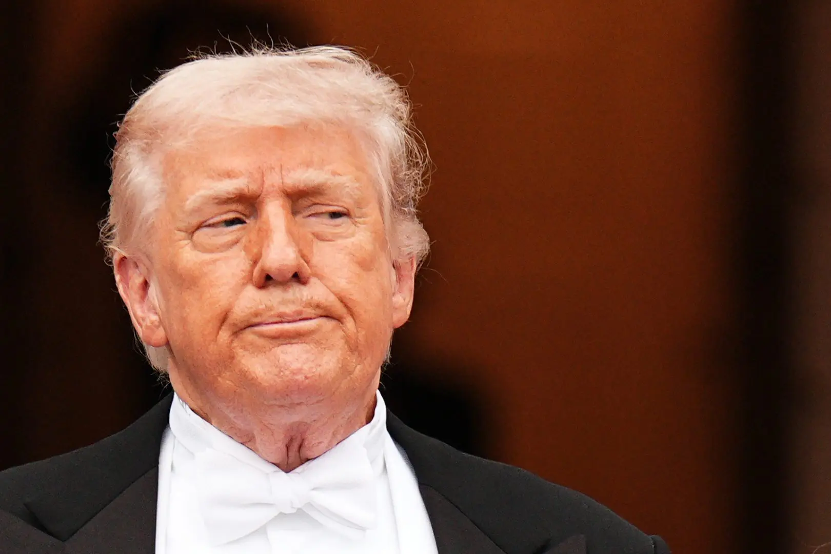 Trump ritratto con una mitragliatrice in mano: “L’Iran si dia una regolata”