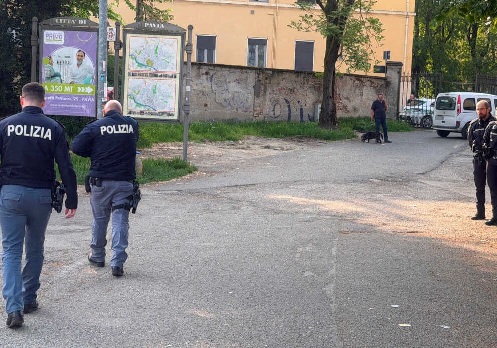 Omicidio a Pavia, ragazzo di 25 anni ucciso a coltellate in un parcheggio