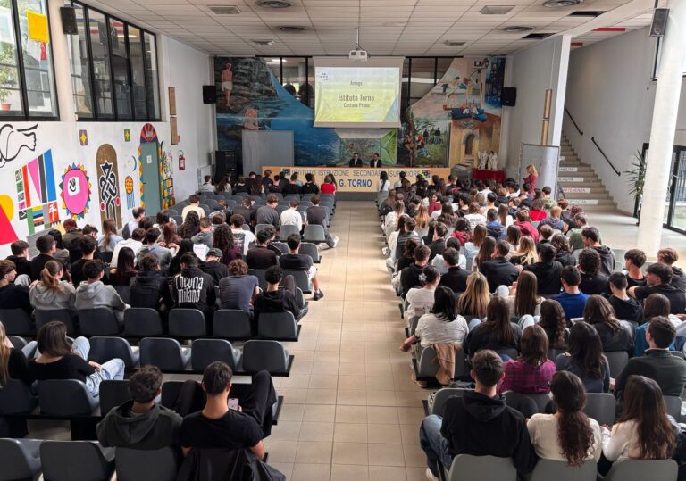 Amaga incontra gli studenti del ‘Torno’ di Castano: lezione di sostenibilità per 200 ragazzi
