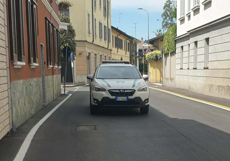 Non si ferma all’alt a Legnano: automobilista inseguito fino ad Arluno dove si schianta contro un cancello